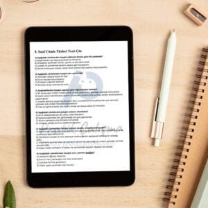 Tablet ekranında "8. Sınıf Cümle Türleri Testi Çöz" başlığı, aşağısında bazı cümle türleri testi ve geride fon olarak "Pratik Çalışma" logosu var.