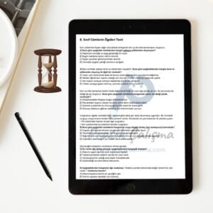8. Sınıf Cümlenin Ögeleri Testi Çöz Siyah tablet ekranında "8. Sınıf Cümlenin Ögeleri Testi" başlığı, aşağısında bazı cümlede anlam sorular ve gerisinde fon olarak "Pratik Çalışma" logosu var. Tabletin solunda kum saati ve tablet kalemi de var.