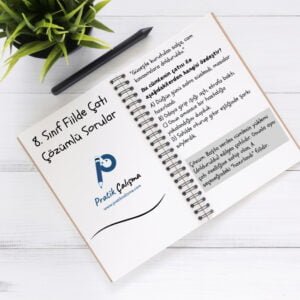 8. Sınıf Fiilde Çatı Çözümlü Sorular Defterin sol sayfasında "8. Sınıf Fiilde Çatı Çözümlü Sorular" başlığı, aşağısında "Pratik Çalışma" logosu; sağ sayfasında örnek bir fiilde çatı sorusu ve çözümü var.