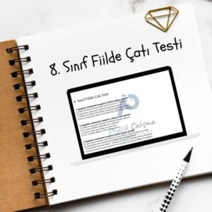 Defter sayfasının üstünde "8. Sınıf Fiilde Çatı Testi" başlığı, aşağısındaki laptop ekranında da aynı başlık, başlığın aşağısında bazı fiilde çatı soruları ve soruların gerisinde fon olarak "Pratik Çalışma" logosu var.