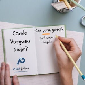Defterin sol sayfasında "Cümle Vurgusu Nedir?" başlığı, aşağısında "Pratik Çalışma" logosu, sağ tarafında zarf tümlecinin vurgulu olduğu "Can yarın gelecek." cümlesi var.