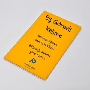 Turuncu kaplı kitapçığın üstünde "Eş Görevli Kelime" başlığı, aşağısında "Cümlenin ögeleri üzerinde etkisi" ve "Bildirdiği anlama göre türleri" yazıları var. En altta "Pratik Çalışma" logosu var.