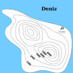 İzohips Çizgileri konusuna örnek vermek için kullandığım görselde denize kıyısı olan bir yerde izohips çizgileri var. Her bir çizginin yüksekliği 100 metre arayla artmaktadır. Sağ üstte de "Pratik Çalışma" logosu var.