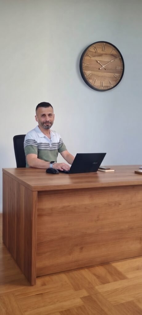 Sinan Köse, çalışma masasında çalışma yaparken